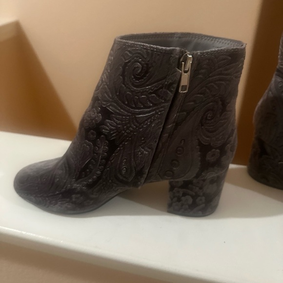 Women’s Zigi Soho Nydia Gray Paisley Velvet Ankle Booties. Size 9.5. - Picture 2 of 8